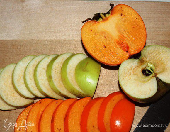 Хурму и яблоко помыть и нарезать тонкими ломтиками. Яблоки лучше брать кислых сортов - антоновка, симиренко и подобные. Хурма должна быть жесткой.