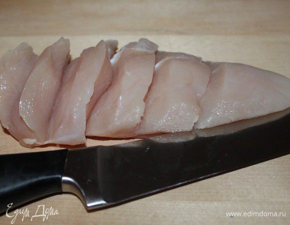 Куриное филе помыть и обсушить. Острым ножом сделать надрезы под углом 45 градусов, не прорезая мясо до конца.