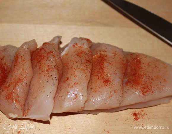 Смешать соль, перец и паприку. Полученной смесью намазать филе со всех сторон.