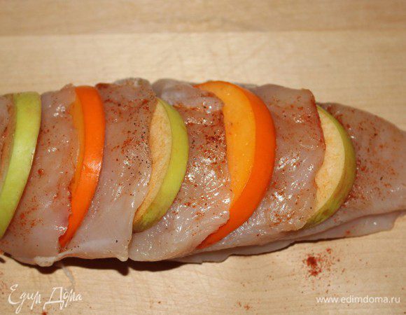 Заполнить "карманы" дольками яблок и хурмы.