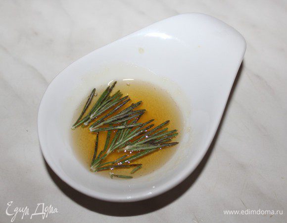 Мед слегка разогреть на водяной бане или в микроволновке. Добавить порубленную веточку розмарина и дать настояться около часа.