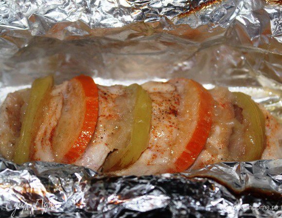 Каждое филе по отдельности завернуть в смазанную оливковым маслом фольгу и отправить в разогретую до 180 градусов духовку на 15 минут. 