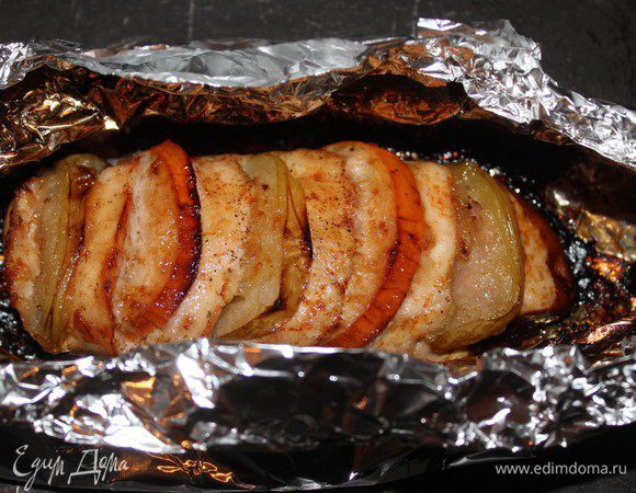 Затем фольгу открыть и при помощи кисточки обмазать мясо розмариновым медом. Запекать еще 10-12 минут, до тех пор, пока филе не станет золотистого цвета.