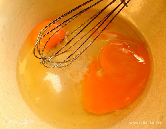 Для теста яйца взбить с сахаром, солью.