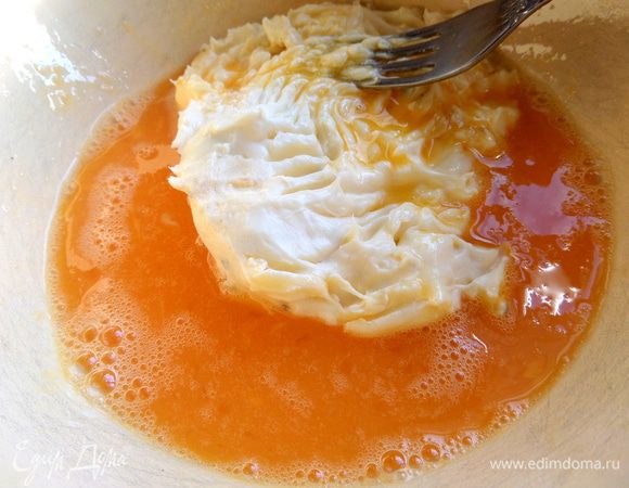 Размять сырки вилкой...