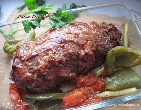 С помощью длинного ножа с тупым концом сделать в центре поперечной части
разрез вдоль почти до конца вырезки, но не насквозь. Нашпиговать черносливом.
Посолить и поперчить со всех сторон, чеснок почистить, выдавить через пресс и натереть им вырезку. Сверху и с боков положить кусочки бекона, примотать их к вырезке кулинарной нитью, обмазать маслом и поставить в разогретую до 230 градусов духовку.
Периодически поливать образовавшимся соком для румяной корочки. Через 15 минут положить по бокам формы овощи: помидор, перец, а также стебли сельдерея, налить вино. Продолжать периодически поливать мясо соком. Еще потребуется 45 минут, чтобы довести мясо до готовности. За 10 минут до окончания запекания градус убавить до 200. Продолжить поливать мясо соком. Вынуть мясо из духовки.