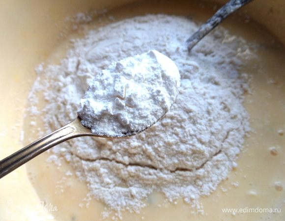 Добавить муку по стакану и разрыхлитель.