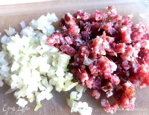 Копчёную колбаску и лук очень мелко покрошить.