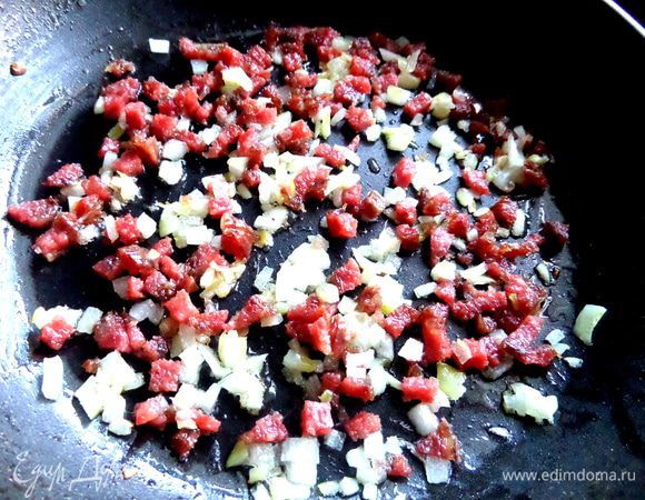 Поставить в разогревающуюся духовку для лёгкого обжаривания.