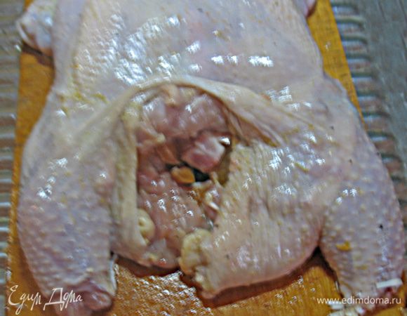 Наполняем замаринованную курицу подготовленным фаршем. 