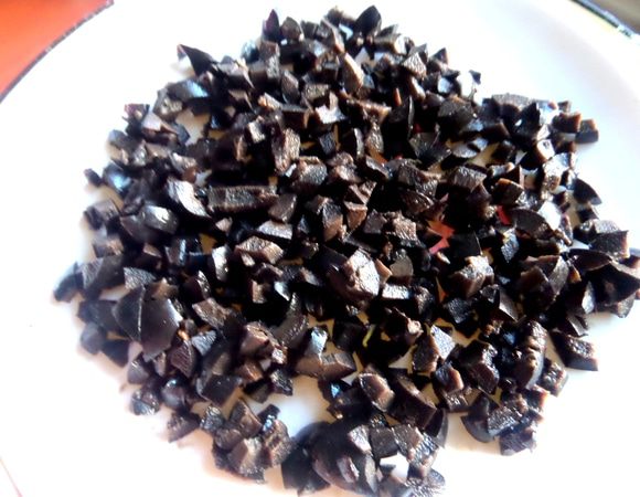 Оливки мелко изрубить.