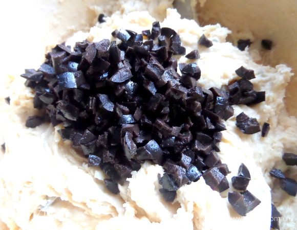 Высыпать в тесто.