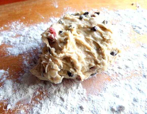 Присыпаем мукой доску и выкладываем примерно четверть теста.