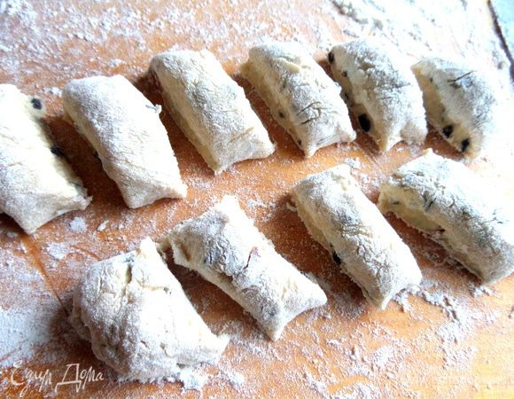 Макаем нож в муку и делим на такие кусочки.