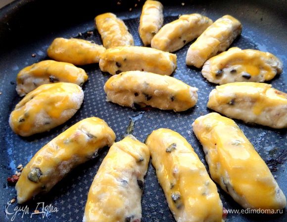 Выкладываем в форму и покрываем желтком с помощью кисточки.