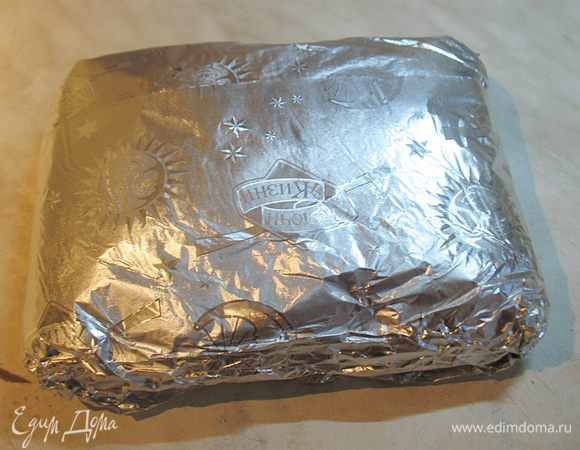 Запекаем упакованную курицу в предварительно разогретой до 175 градусов духовке 1час 10 минут. 