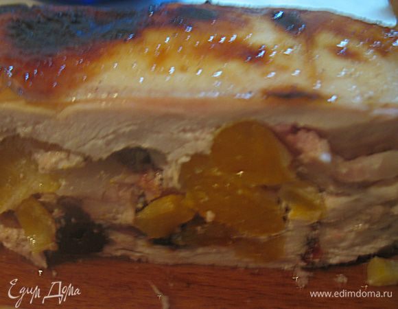 Готовую курицу разрезаем пополам и нарезаем на кусочки. 