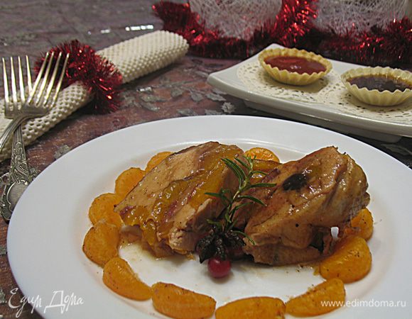 Выкладываем нарезанные кусочки курицы, каждый кусочек покрываем глазурью,  посыпаем по желанию миндальными лепестками (у меня их не было).  Рядом выкладываем дольки мандаринов. 