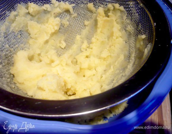 Еще теплый картофель растереть в пюре, а затем протереть через сито, добавив к массе 50 г растопленного масла. 