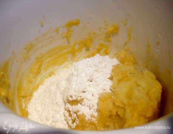 Желтки взбить с 25 г сахара и добавить картофель, а затем крахмал. Замесить гладкое нежное тесто.