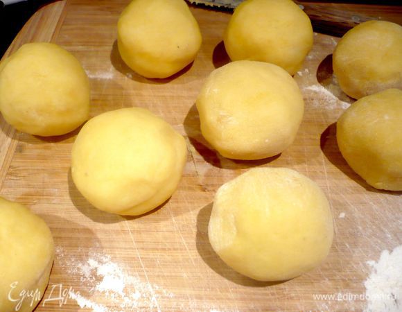 Скатать из каждой части колобок. 