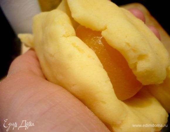 Защипнуть края вокруг абрикоса, слегка обжать каждую клёцку, чтобы снова придать ей круглую форму.