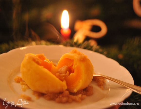 Довести достаточное количество подсоленной воды до кипения, уменьшить огонь почти до минимума, аккуратно выложить в слегка кипящую воду клёцки и дать повариться около 8 минут. Приготовить посыпку. Растопить 100 г сливочного масла, соединить его с сухарной крошкой, дать крошке слегка поджариться и ввести 40 г сахара, цедру лимона и корицу, хорошо перемешать. Клёцки извлечь из воды шумовкой, дать жидкости стечь и подавать еще теплыми с посыпкой. Приятного Вам аппетита!  