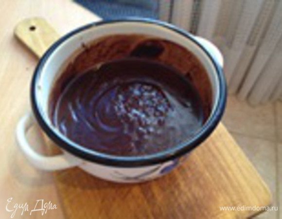 Растопите сливочное масло и шоколад на водяной бане. Всё перемешать.
