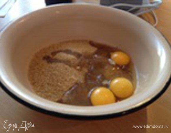 В отдельной миске смешать яйца, соль и сахар. Добавить сливки и ванилин и всё взбить на маленькой скорости миксером.