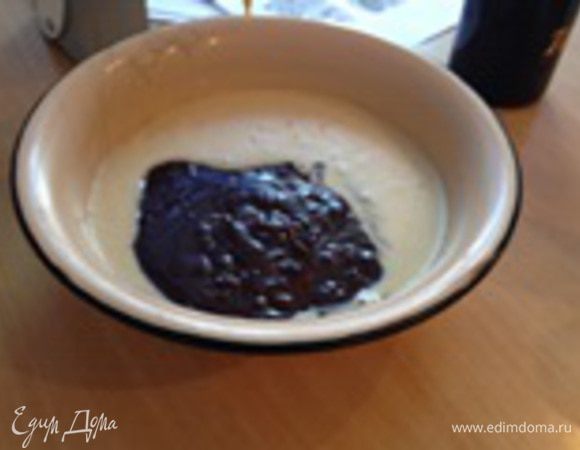 Добавьте шоколадную массу. Перемешайте.