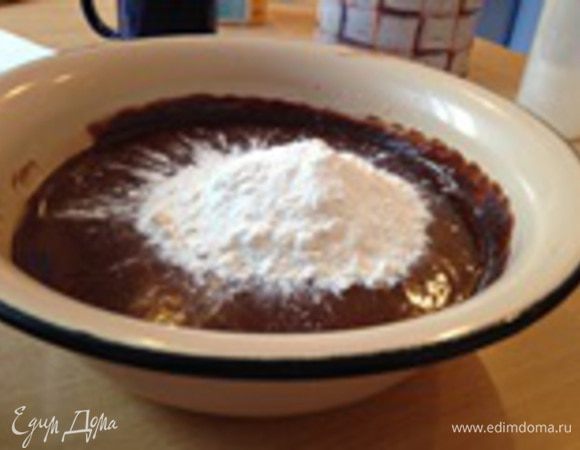 Просейте муку и перемешайте. Добавьте предварительно обжаренные орехи.