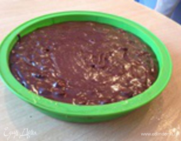 В форму выложите тесто. Поставьте в предварительно разогретую до 180 градусов духовку на 30 минут!!!! 