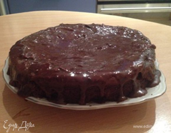 Дайте брауни остыть в форме. Потом аккуратненько вытащите, осторожно десерт получается очень нежным. По желанию сверху можно полить глазурью.