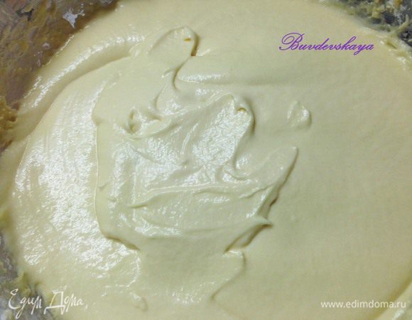 2. Продолжая перемешивать, добавить простоквашу и просеянную с солью и разрыхлителем муку. Тщательно перемешать.