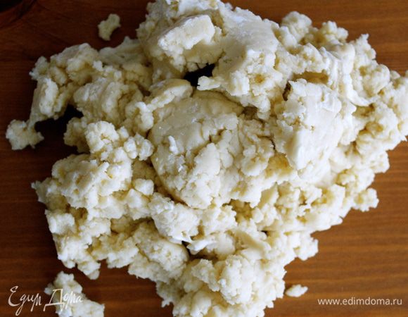 Замесить тесто, положив в чашу блендера муку, жир и 6-7 ст.л. холодной воды. Можно сделать это и вручную, порубив муку с жиром, и затем, добавляя воду, замесить тесто. Собрать в шар.