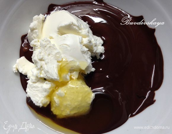 4. Готовим глазурь из темного шоколада. Ломаем на кусочки шоколад и растапливаем на водяной бане или в микроволновой печи. Добавляем сливочный сыр и мед, тщательно перемешиваем до однородной массы. Таким же образом готовим глазурь и из молочного шоколада.