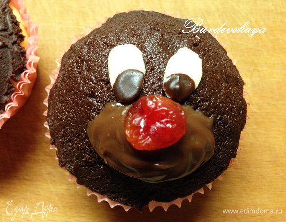 7. В верхней части капкейков сделать ножом небольшие надрезы для рогов. Вынуть глаза и рога из морозилки. Глаза выложить сверху на темную глазурь. Рога ОЧЕНЬ БЫСТРО вставить в прорези ! Подавать на стол с чаем или кофе! ENJOY !