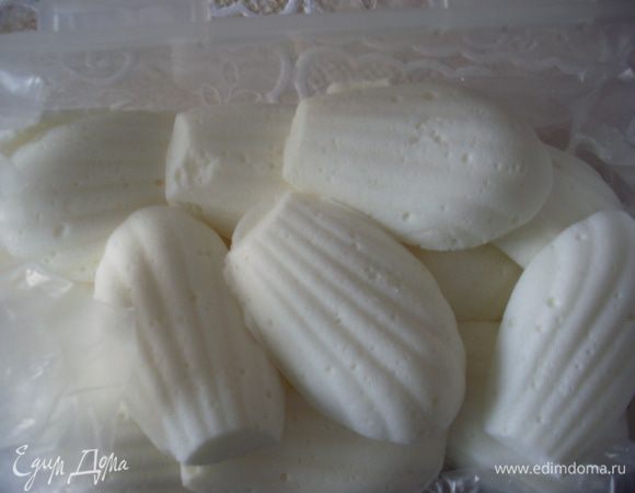 Сделать облака. Растолочь 6 таблеток заменителя сахара в мелкий порошок. Высыпать его в 250-граммовый стакан. Залить 50 граммами кипятка. Подождать пока растворится полностью. Добавить холодное молоко до верха стакана. Залить этой местью 15 грамм желатина и дать постоять 10 минут (если желатин хороший, иностранного производства, то должно хватить и 10 грамм желатина - у них пачки по 10 грамм, а у меня русский и как раз 15 грамм то что надо). Нагреть смесь до полного растворения желатина, но не допускать кипения. Оставить смесь остывать (я остужаю на балконе 5-10 минут), желатин должен чуть-чуть начать густеть, но еще не стать желе (если передержали, надо немного подогреть помешивая до этого состояния). После этого в глубокой посуде электрическим миксером взбиваю эту массу - желатин начинает схватываться и получается густая пена, как сливки взбитые до мягких пиков. Раскладываю столовой ложкой в формочки для мадлен и ставлю застывать на балкон на 10 минут - если в холодильнике то дольше. Достаю получившиеся облака и храню в герметичном контейнере в холодильнике. Всего получилось 18 облачков и еще на пару-тройку штук осталось. На торт потребовалось около 15 шт.