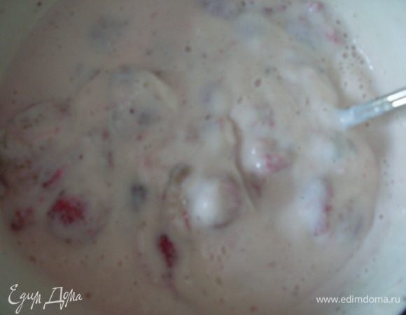 Делаю клубничный крем. Размораживаю клубнику. Измельчаю 16 таблеток заменителя сахара в мелкую пудру, заливаю 100 грамм горячей воды. Даю остыть и добавляю 15 грамм желатина. Оставляю набухнуть на 10 минут и грею в микроволновой печи на режиме размораживания до полного растворения желатина. Добавляю горячий желатин к кефиру и туда же добавляю размороженную клубнику. 