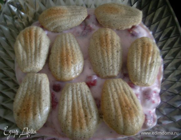 Складываю с салатник (можно конечно и в форме для торта это сделать) половину бисквитов, на них половину клубничного крема, сверху второй слой печенья и снова крем. Сверху украшения - облака из молока.