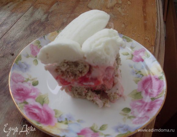 Вот такой разрез получился. Я уже попробовала - сладкий клубничный слой пропитывает нежные бисквитинки, а сверху облака тают во рту...