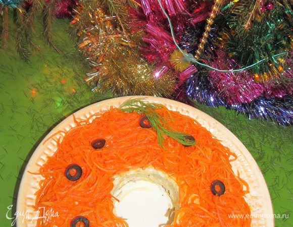 Каждый слой смазываем майонезом!
 
1. куриная грудка
2.  желтки
3. сыр  (половину)
4. белки
5. сыр
6. морковь