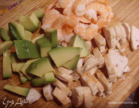 Нарежем куриную грудку: (курочка может быть с гриля или запечена в духовке. Очень удобно употребить кусочек, оставшийся со вчерашнего обеда))), авокадо и подготовим креветки.