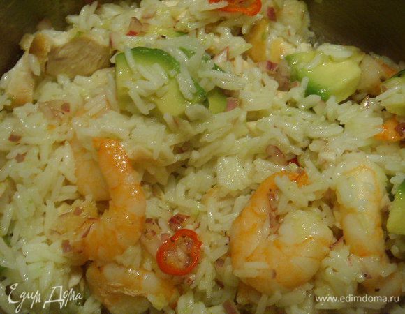 Теперь пришло время соединить все подготовленные ингридиенты с рисом и поставить на некоторое время салат настаиваться. Для сервировки предлогаю украсить зелёным салатом кресс и шариками из  мякоти дыни, а так же ягодками красного перца. Приятного аппетита!