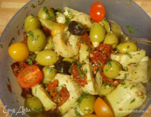 Добавить черри томаты.