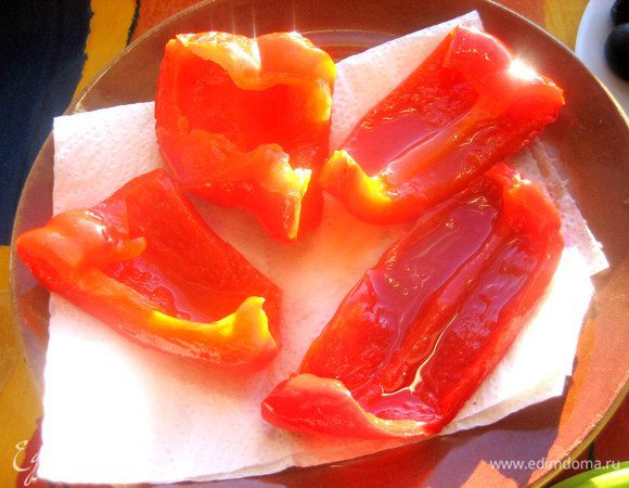 Даём стечь лишней жидкости на салфетке...