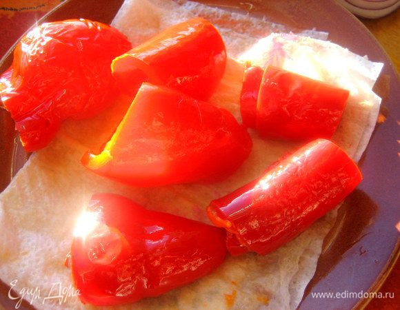 Скрутим дольки перца рулетиком.