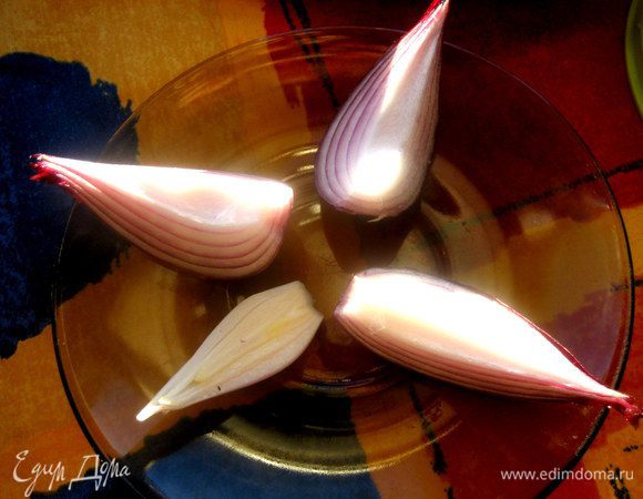 Красный лук нарезать на дольки.