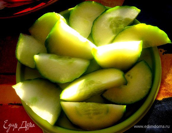 Свежий огурец нарезать на толстые кусочки.