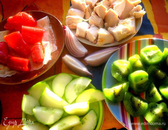 Теперь берём шпажки и чередуем на них кусочки по своему усмотрению.